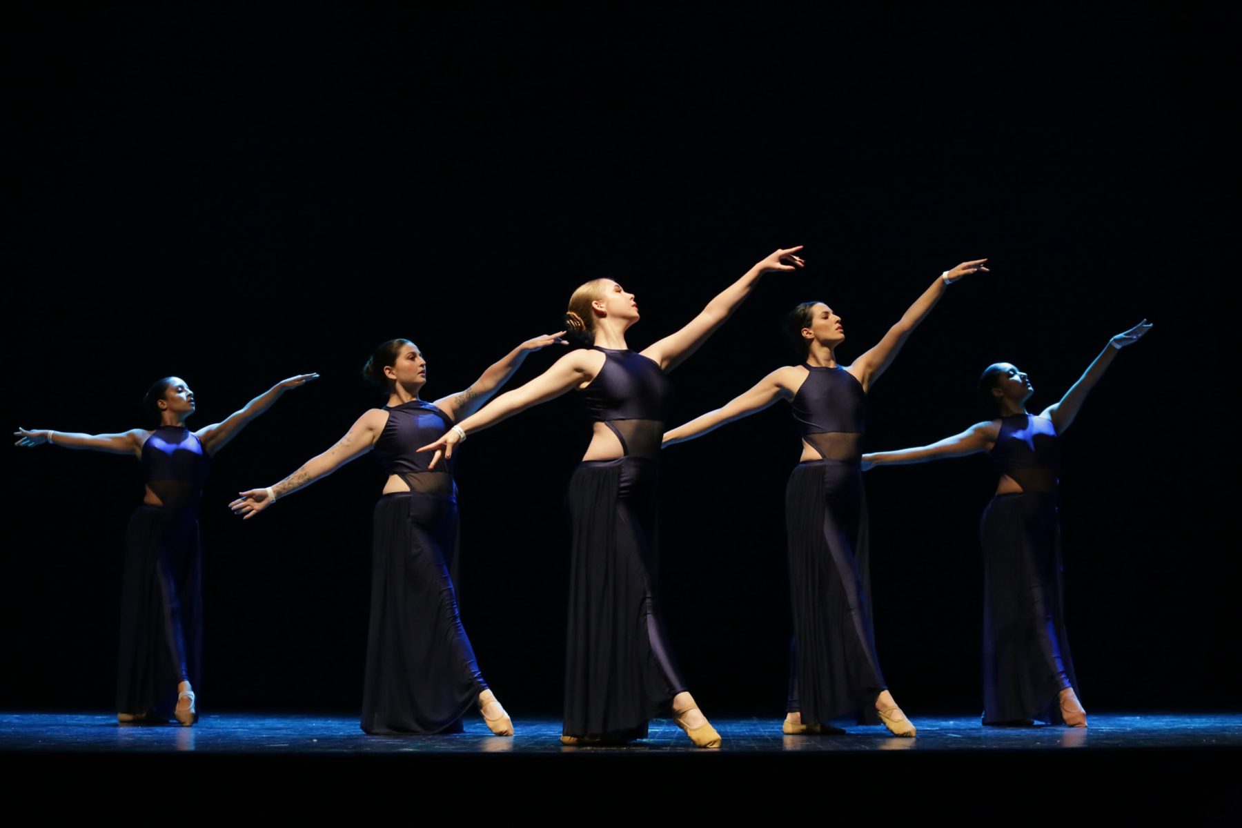 Corpo de baile da EIDD em coreografia contemporânea no palco