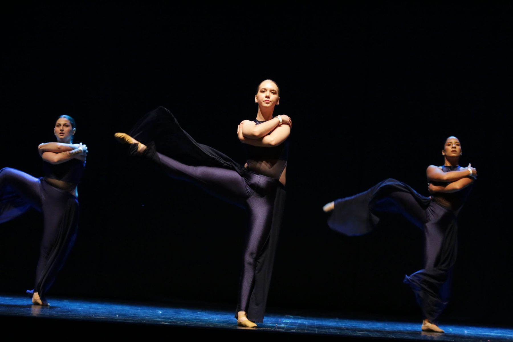 Trio da EIDD em coreografia contemporânea com figurino azul