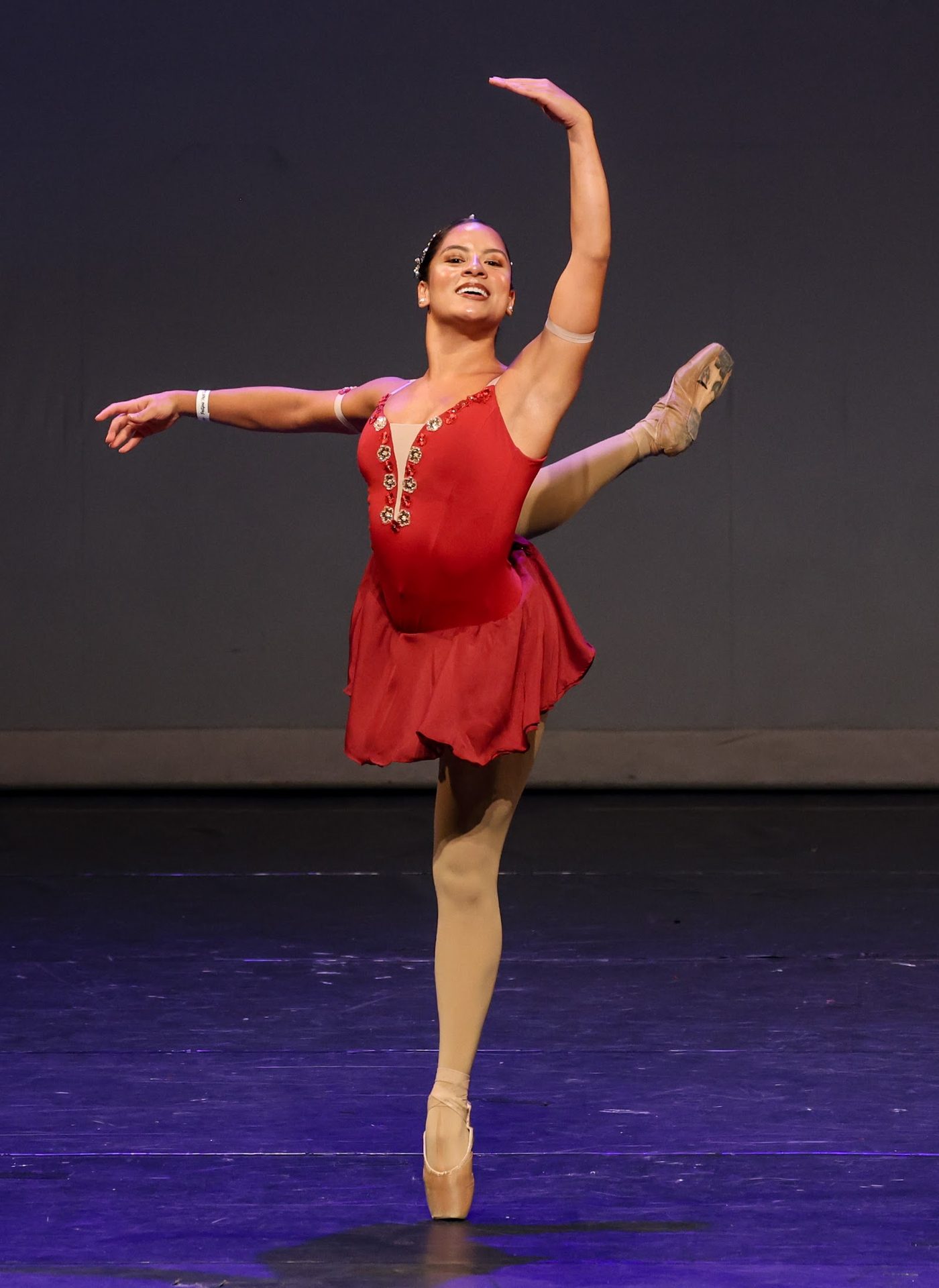 Bailarina da EIDD em pontas durante apresentação no palco